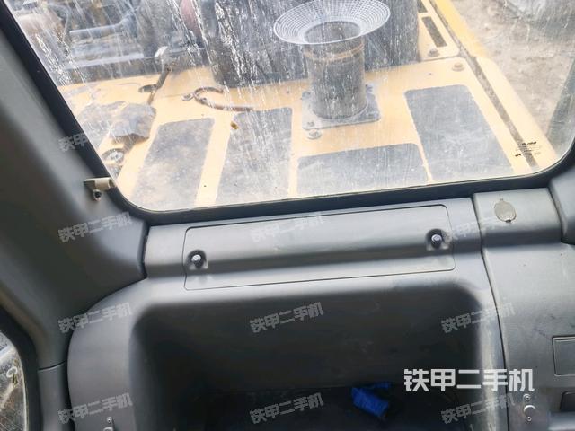 左后方玻璃角標(biāo)（駕駛室部分）