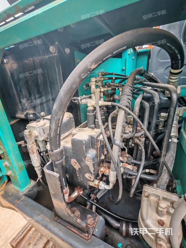 液压泵舱室正面整体（整机外观）