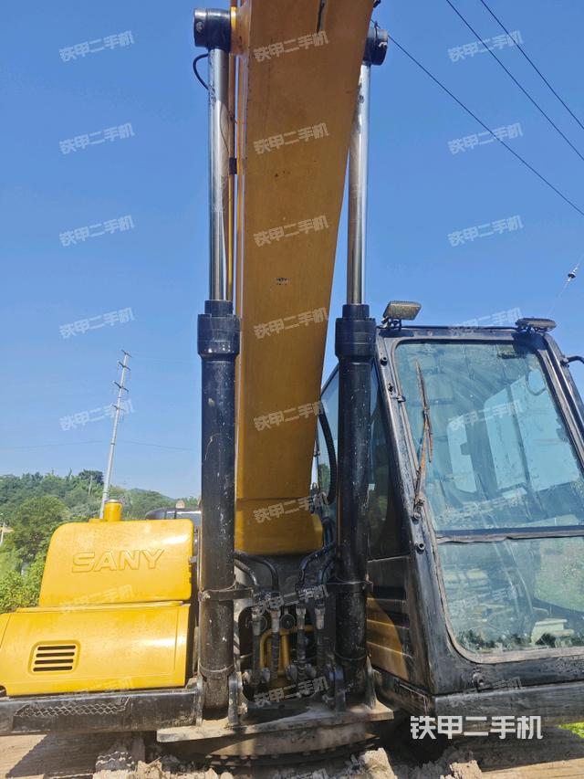 大臂油缸整体 竖拍(工作和回转装置) 大臂油缸整体 竖拍(工作和回转装置)