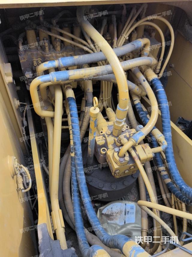 回转马达和主控阀(整机外观) 回转马达和主控阀(整机外观)