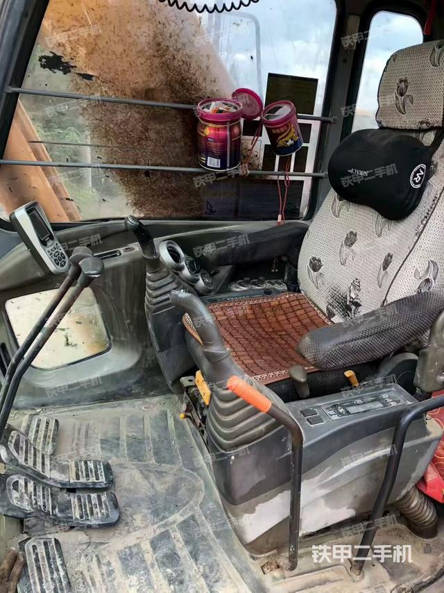 驾驶室顶部(整机外观) 驾驶室顶部(整机外观)