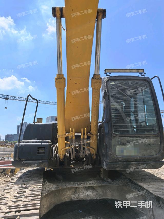 大臂油缸整体 竖拍（工作和回转装置）