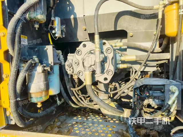 液压泵舱室正面整体（整机外观）