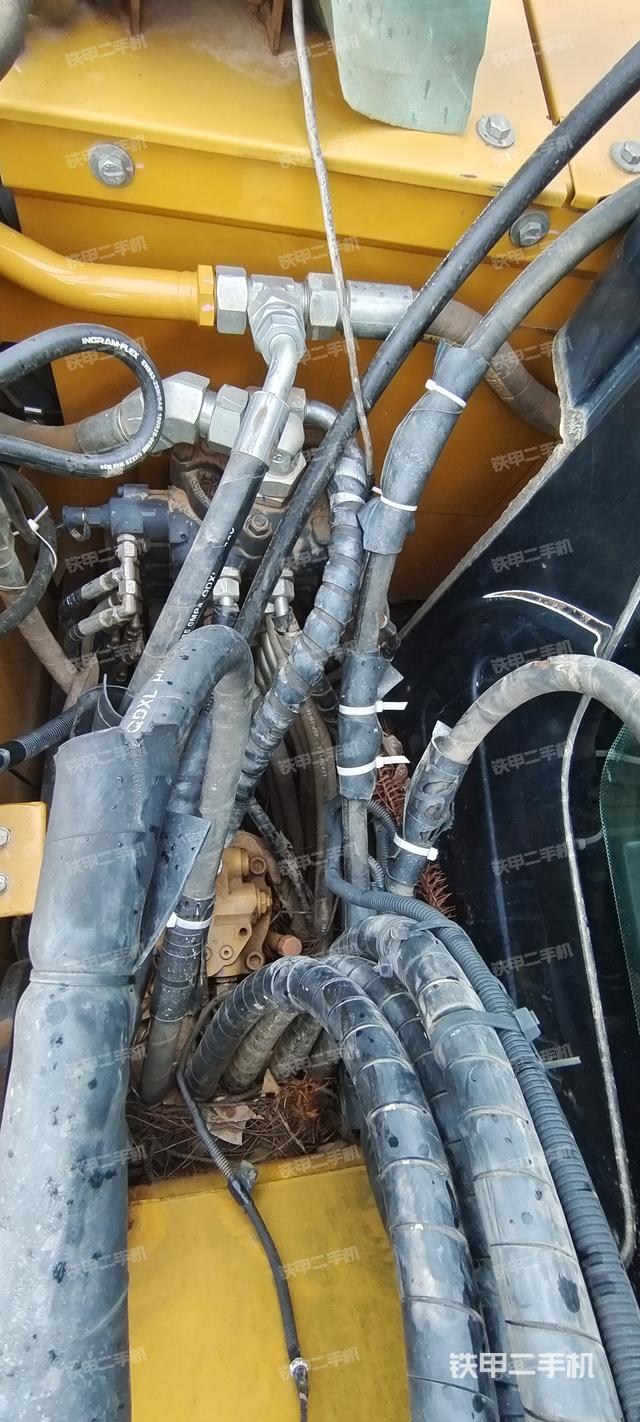 回轉馬達和主控閥(整機外觀) 回轉馬達和主控閥(整機外觀)