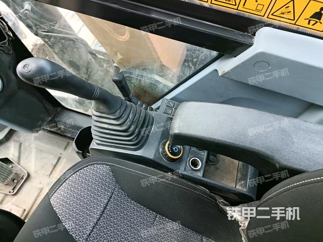 座椅右侧控制台/钥匙门/油门/含右手柄(驾驶室部分) 座椅右侧控制台/钥匙门/油门/含右手柄(驾驶室部分)