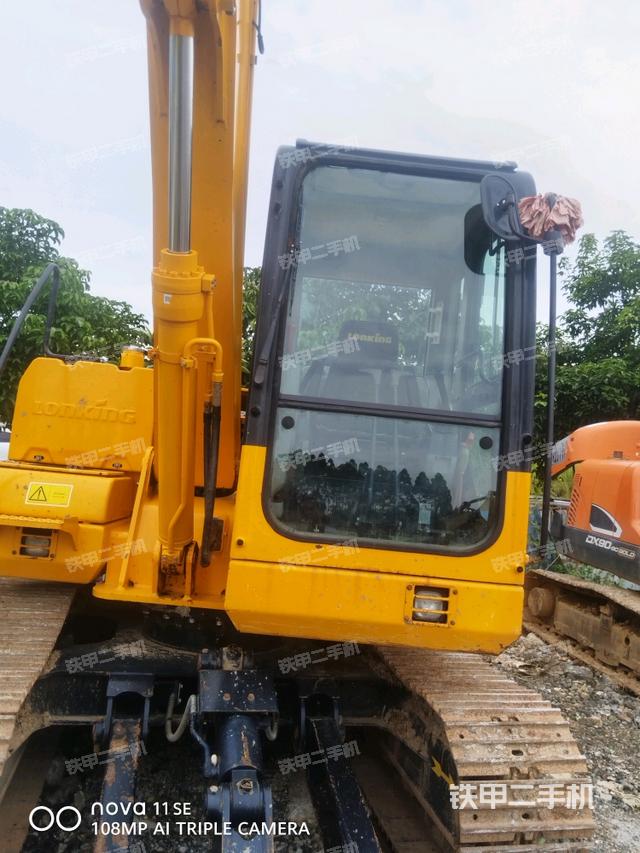 小臂整体右前(工作和回转装置) 小臂整体右前(工作和回转装置)