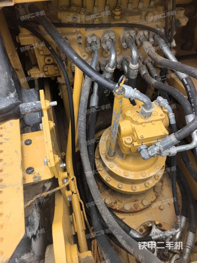 回转马达和主控阀(整机外观) 回转马达和主控阀(整机外观)