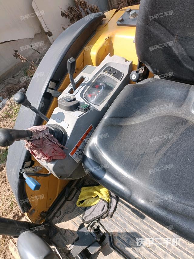 座椅右侧控制台/钥匙门/油门/含右手柄（驾驶室部分）