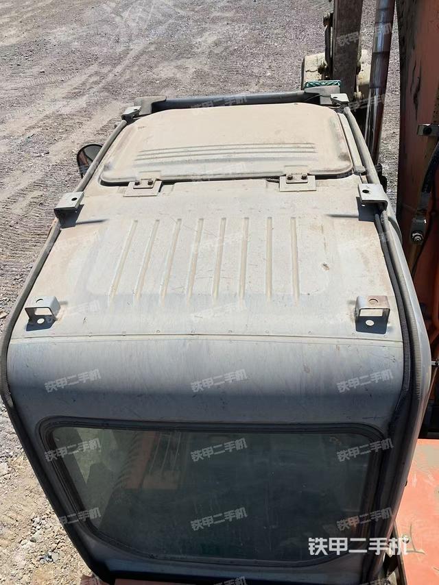 驾驶室顶部(整机外观) 驾驶室顶部(整机外观)