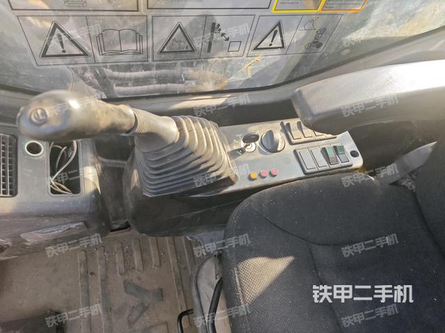 座椅右侧控制台/钥匙门/油门/含右手柄(驾驶室部分) 座椅右侧控制台/钥匙门/油门/含右手柄(驾驶室部分)