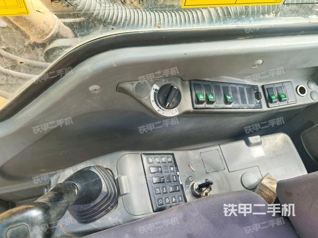 座椅右側(cè)控制臺(tái)/鑰匙門(mén)/油門(mén)/含右手柄（駕駛室部分）