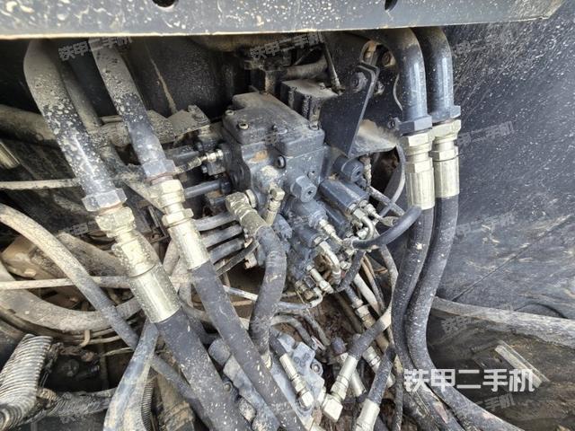 回转马达和主控阀（整机外观）