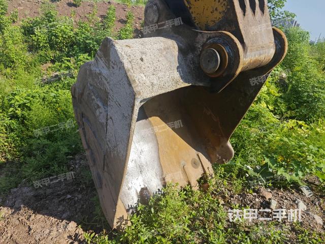 铲斗右后整体(工作和回转装置) 铲斗右后整体(工作和回转装置)