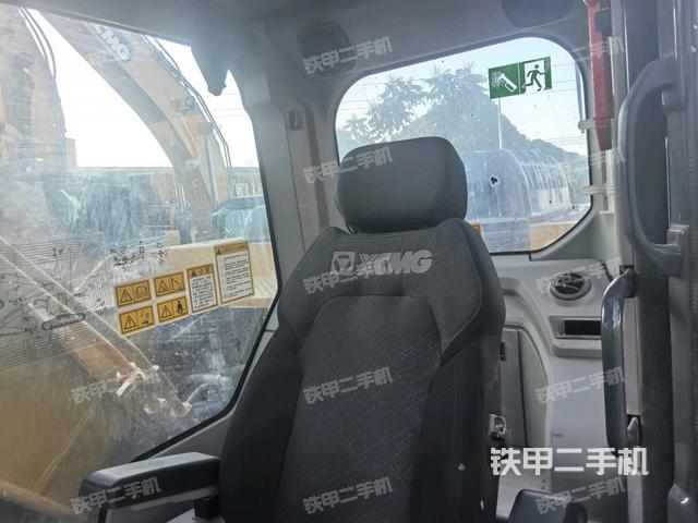 行走控制手柄和踏板?俯拍(駕駛室部分) 行走控制手柄和踏板?俯拍(駕駛室部分)