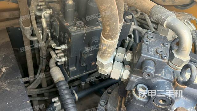 回转马达和主控阀(整机外观) 回转马达和主控阀(整机外观)