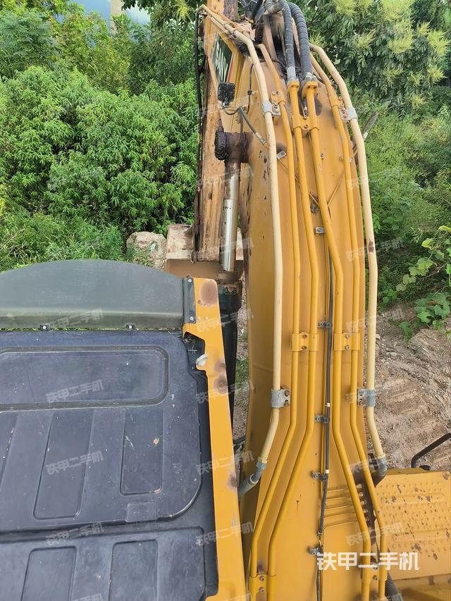 驾驶室顶部(整机外观) 驾驶室顶部(整机外观)