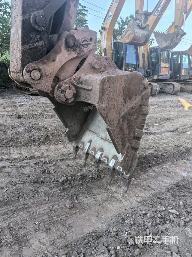 小臂整体左后(工作和回转装置) 小臂整体左后(工作和回转装置)