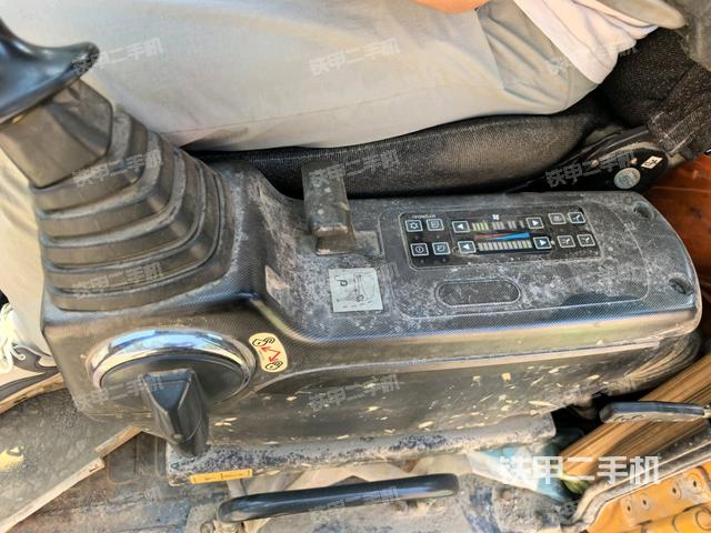 座椅左侧控制台/音响/含左手柄(驾驶室部分) 座椅左侧控制台/音响/含左手柄(驾驶室部分)