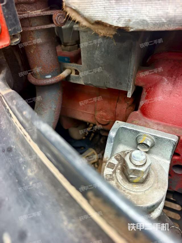 液壓泵艙室正面整體(整機外觀) 液壓泵艙室正面整體(整機外觀)