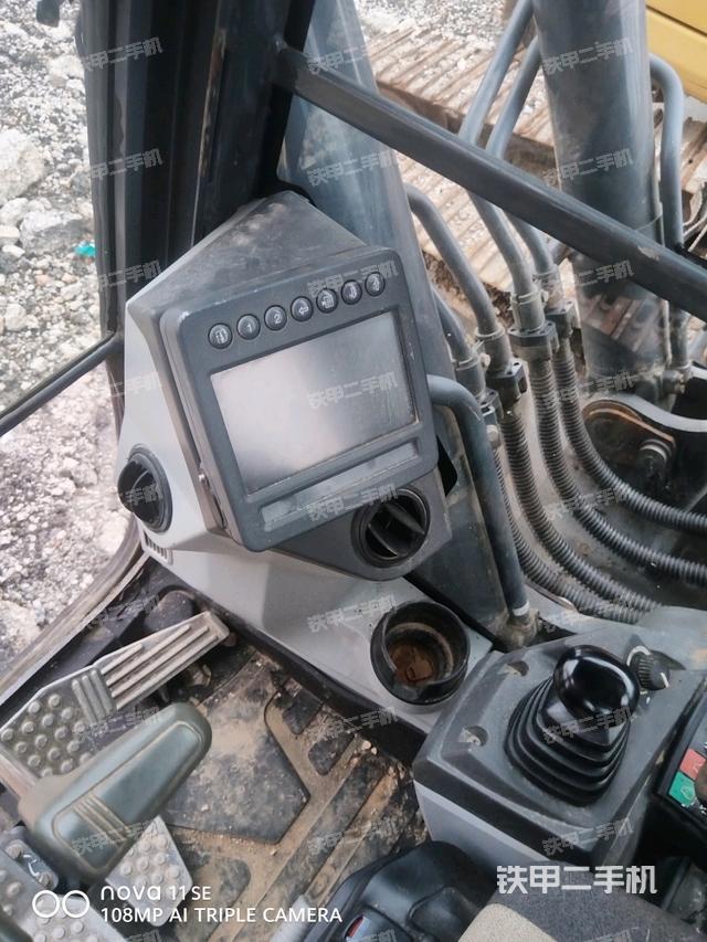 左后方玻璃角標（駕駛室部分）