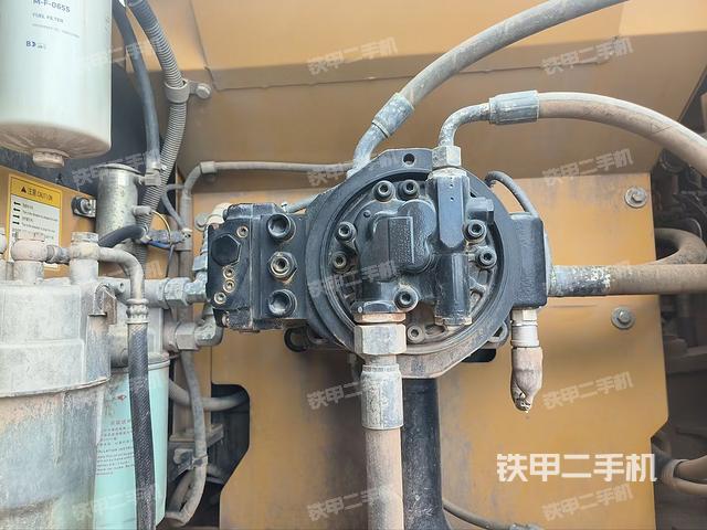 液压泵舱室正面整体(整机外观) 液压泵舱室正面整体(整机外观)