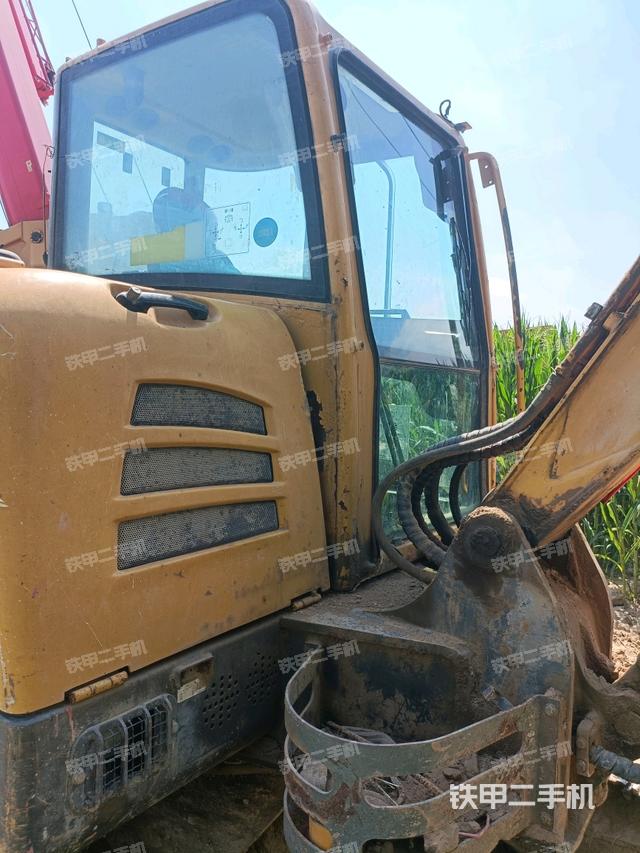 回转马达和主控阀（整机外观）