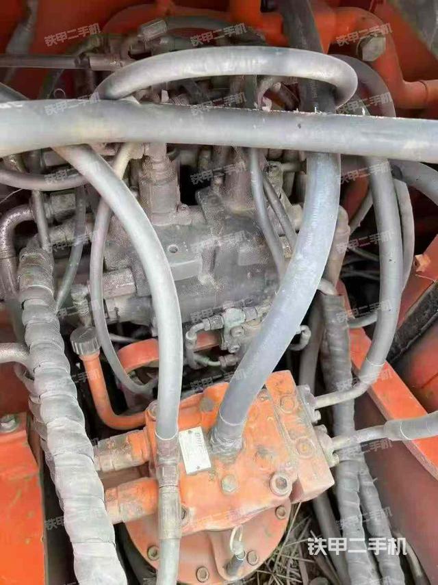 回转马达和主控阀(整机外观) 回转马达和主控阀(整机外观)