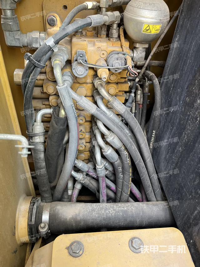 回轉(zhuǎn)馬達(dá)和主控閥（整機(jī)外觀）