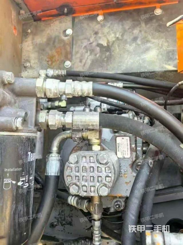 液压泵舱室正面整体(整机外观) 液压泵舱室正面整体(整机外观)