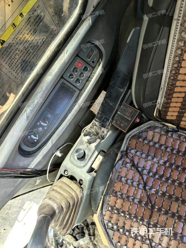 座椅右侧控制台/钥匙门/油门/含右手柄（驾驶室部分）