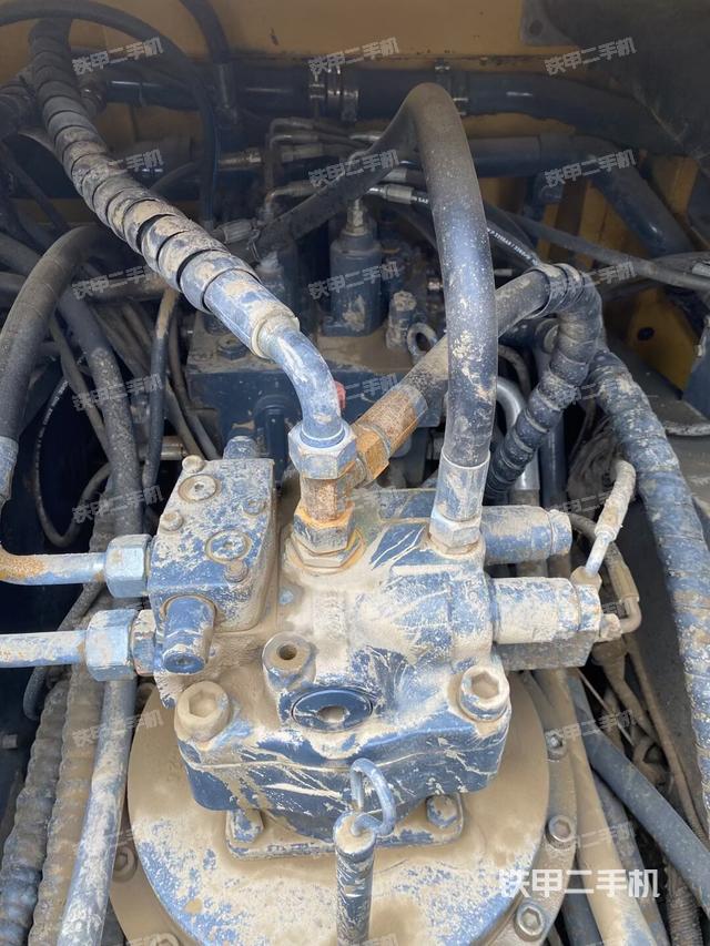 回转马达和主控阀（整机外观）