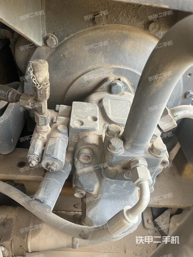 液压泵舱室正面整体（整机外观）