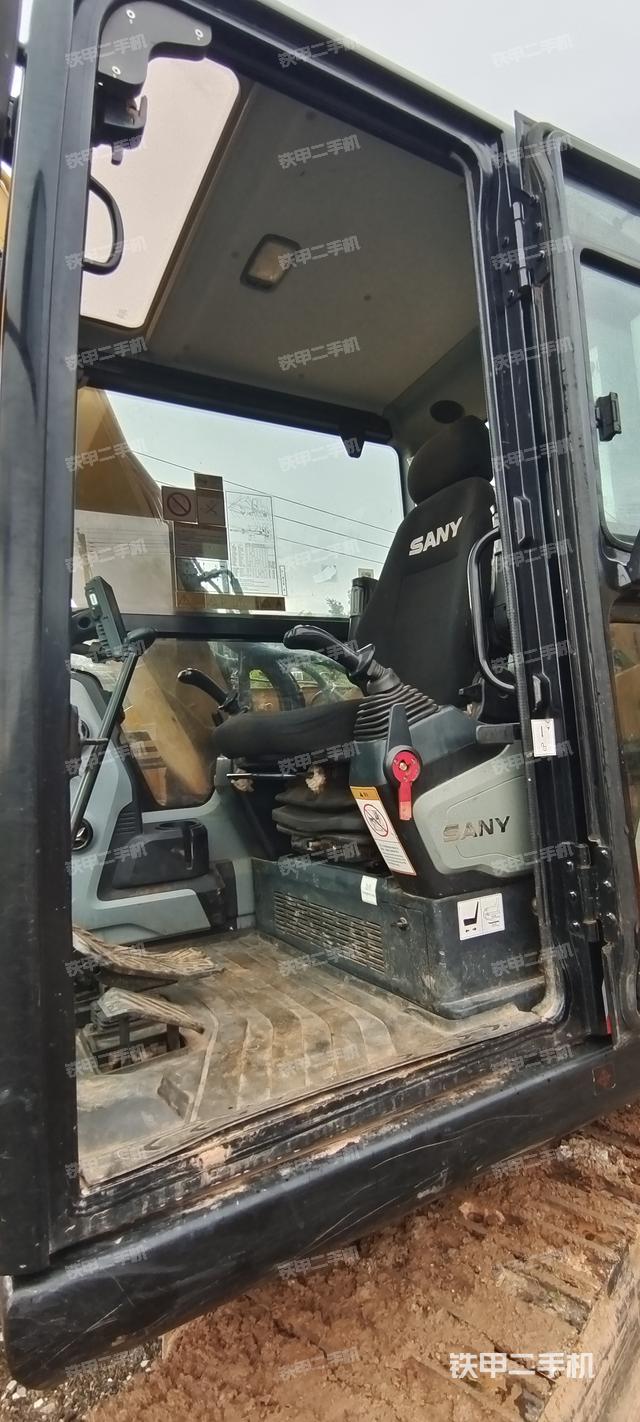 駕駛室整體(整機外觀) 駕駛室整體(整機外觀)