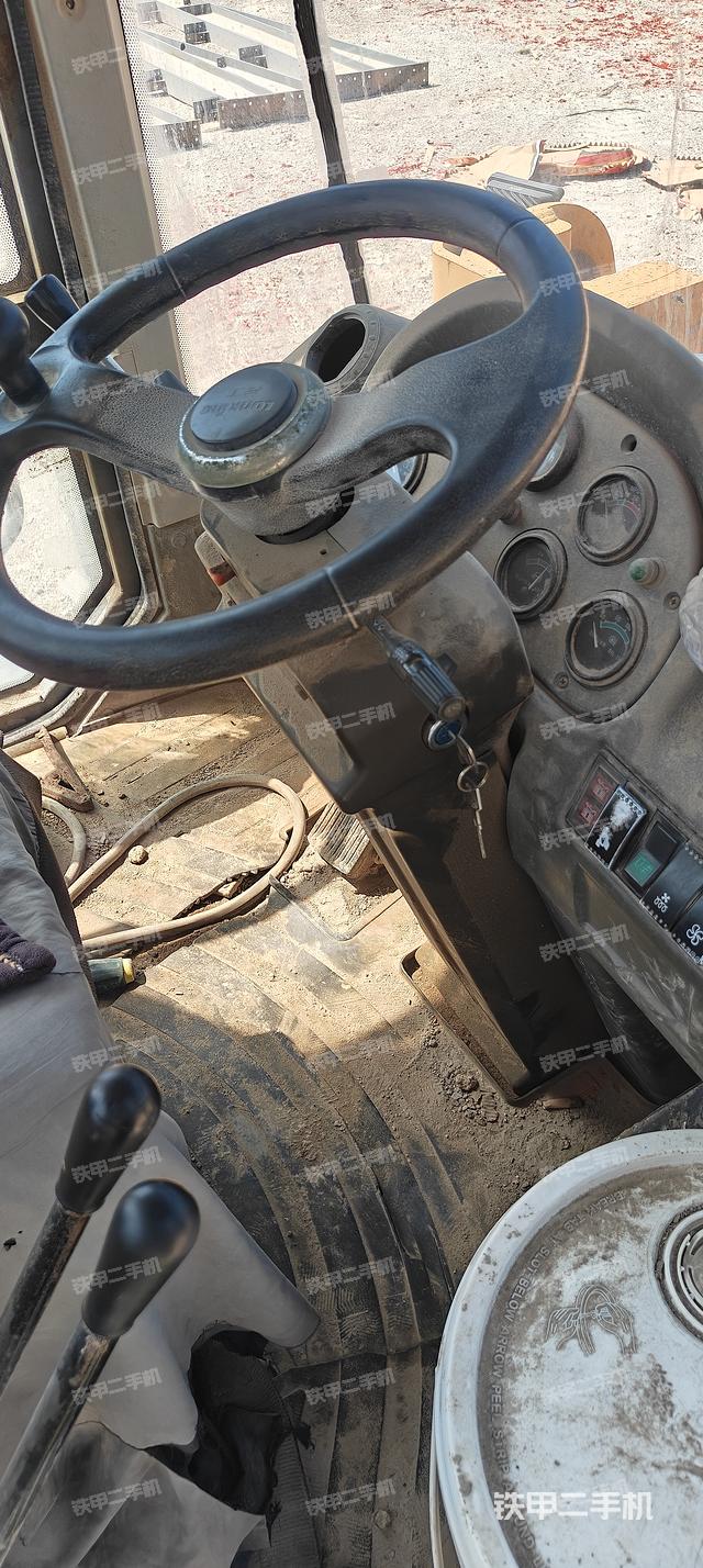 駕駛室工作臺(整機(jī)外觀及大件) 駕駛室工作臺(整機(jī)外觀及大件)