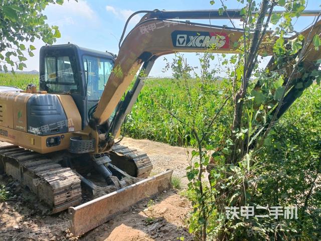 回转马达和主控阀(整机外观) 回转马达和主控阀(整机外观)