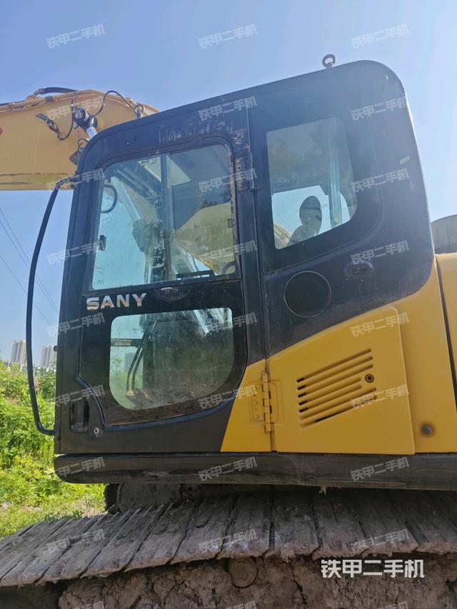 驾驶室左前45度(驾驶室部分) 驾驶室左前45度(驾驶室部分)