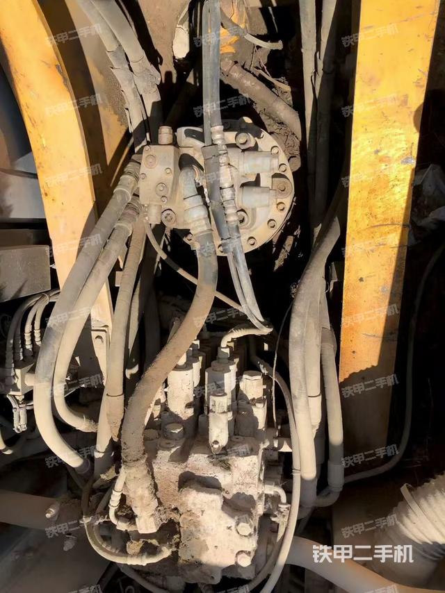 回转马达和主控阀(整机外观) 回转马达和主控阀(整机外观)