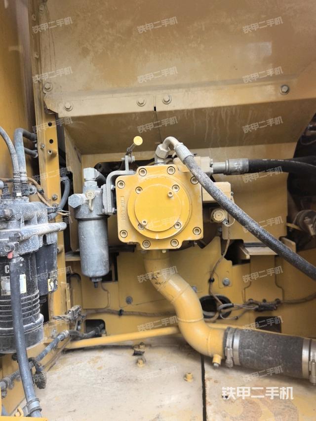 液压泵舱室正面整体(整机外观) 液压泵舱室正面整体(整机外观)