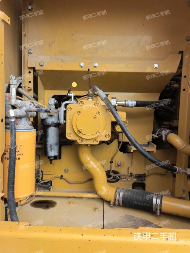 液壓泵艙室正面整體(整機外觀) 液壓泵艙室正面整體(整機外觀)