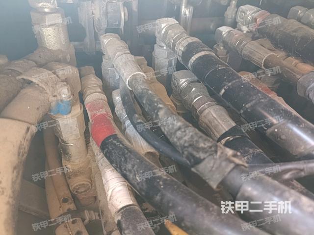 回转马达和主控阀（整机外观）