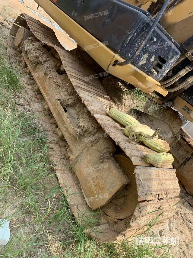 单侧履带整体(整机外观) 单侧履带整体(整机外观)