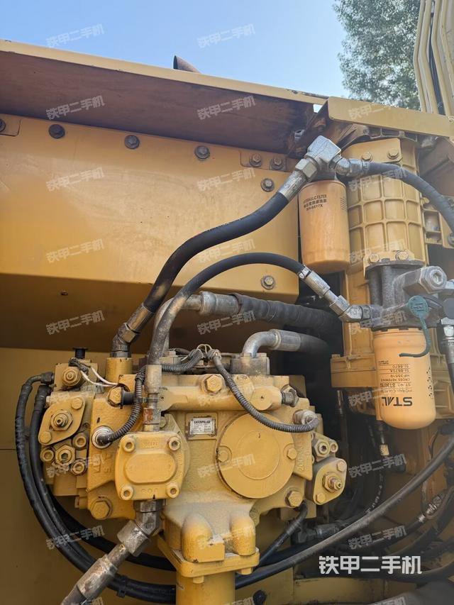 液压泵舱室正面整体(整机外观) 液压泵舱室正面整体(整机外观)