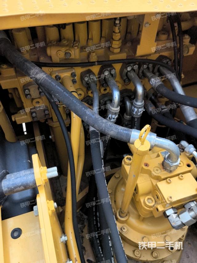 回转马达和主控阀(整机外观) 回转马达和主控阀(整机外观)