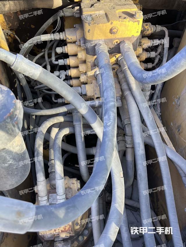 回转马达和主控阀(整机外观) 回转马达和主控阀(整机外观)