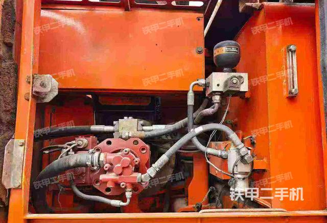 液压泵舱室正面整体(整机外观) 液压泵舱室正面整体(整机外观)