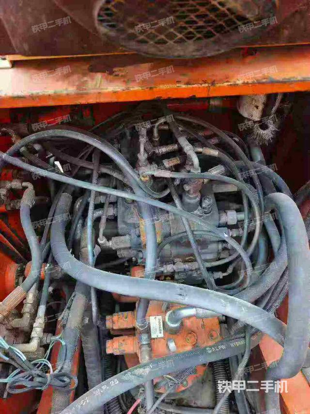 回转马达和主控阀(整机外观) 回转马达和主控阀(整机外观)