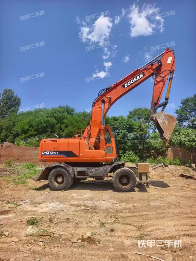 驾驶室顶部(整机外观) 驾驶室顶部(整机外观)