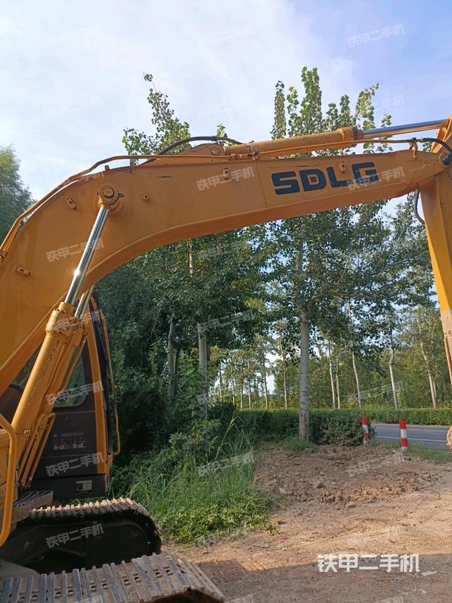 大臂油缸整体 竖拍（工作和回转装置）