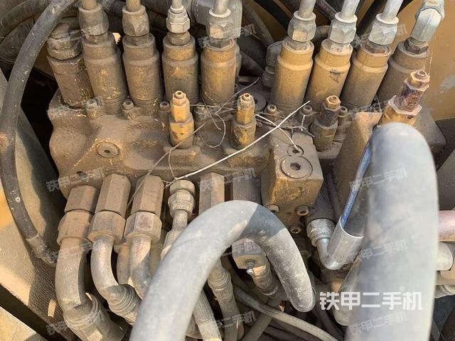 回转马达和主控阀（整机外观）