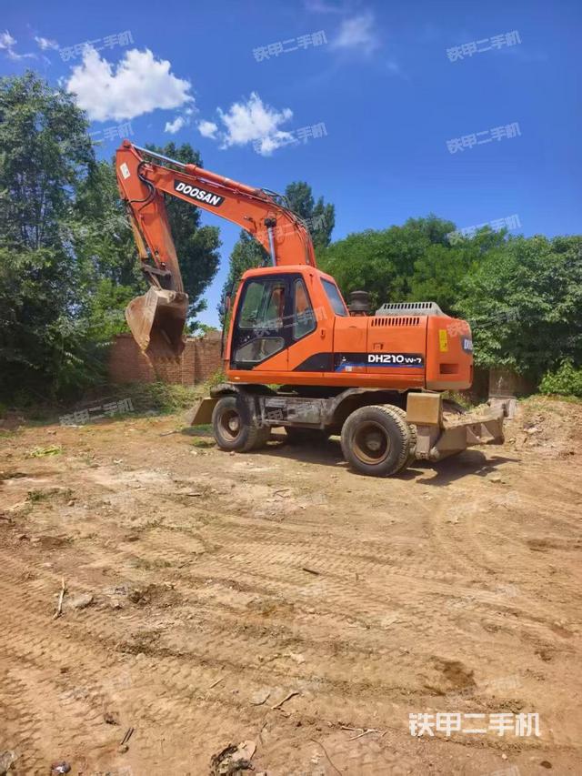 驾驶室整体(整机外观) 驾驶室整体(整机外观)